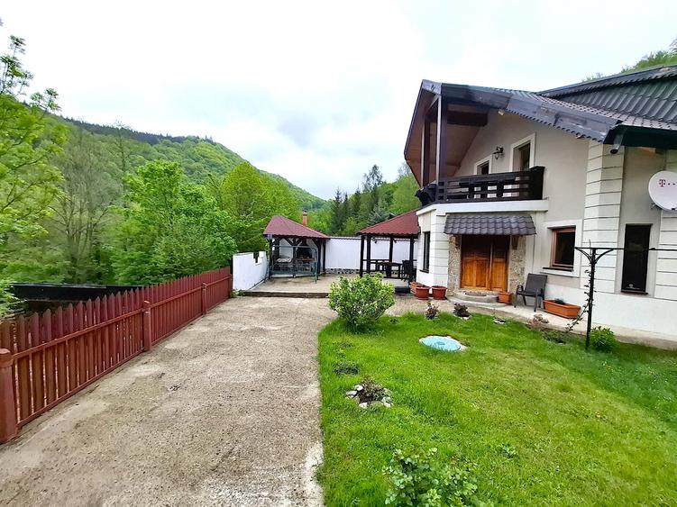 Vila de vânzare în Lepșa – Refugiul tău din inima Munților Vrancei - 2