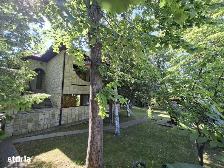 Casă cu 9 camere cu Teren 1000 Mp în Central