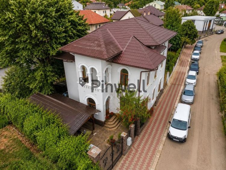 Casă individuală cu 8 camere cu Canalizare în Sud-Vest