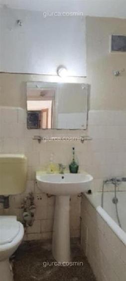 Apartament cu 3 camere semidecomandat în Berceni