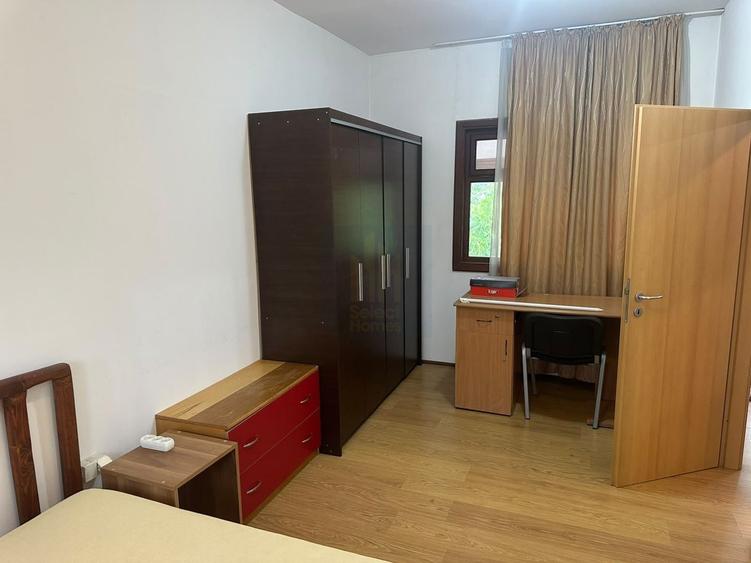 Casă individuală cu 16 camere cu Canalizare în Central