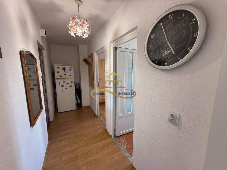 Apartament cu 3 camere semidecomandat în Narcisa