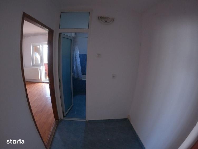 Apartament cu 3 camere semidecomandat în Tineretului