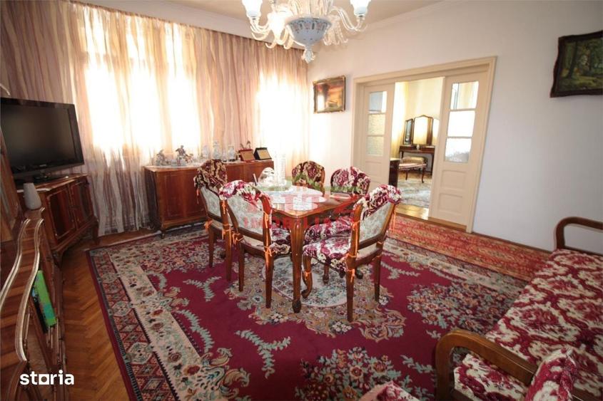 Apartament cu 4 camere decomandat în Orașul de Jos