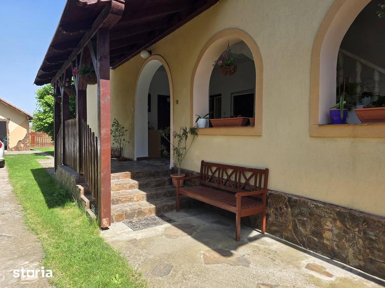 Casă cu 7 camere cu Teren 1230 Mp în Borș