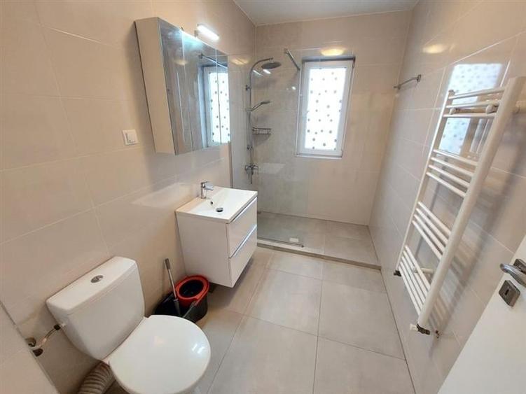 Apartament cu 3 camere semidecomandat, mobilat în Florești