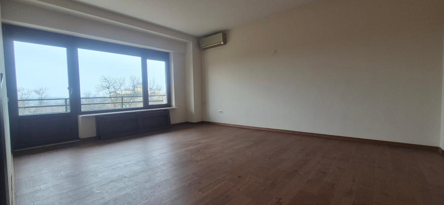 Apartament cu 4 camere semidecomandat în Primăverii