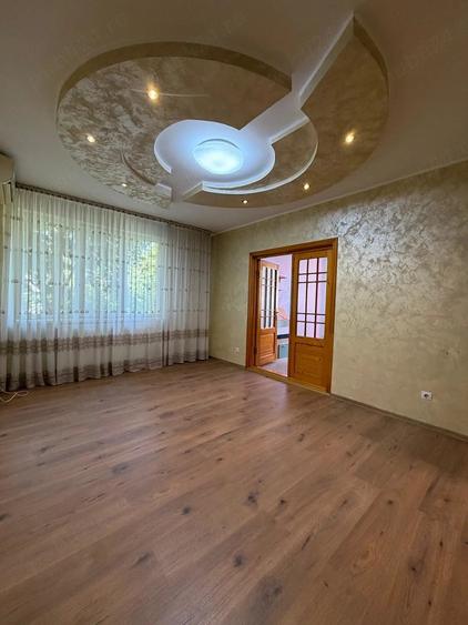 Apartament cu 3 camere semidecomandat în Faleză