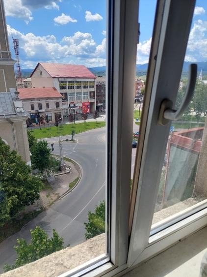 Vând apartament cu trei camere  - 1
