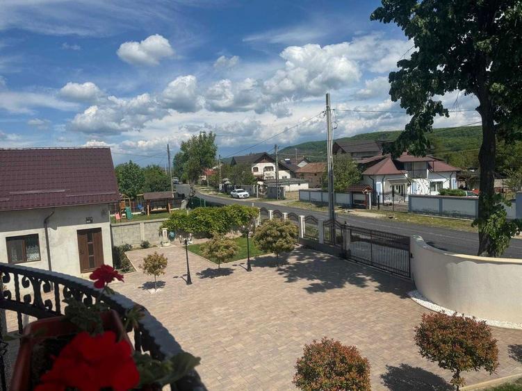 Vila P+E+M 350mp + casa de oaspeti situata la 11 km de Targoviste - 4