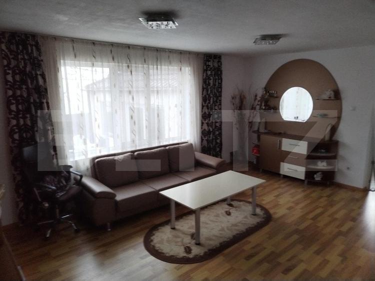 Casă individuală cu 7 camere cu Canalizare în Central