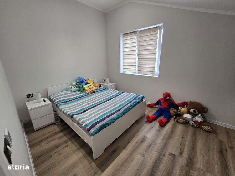 Duplex despartit prin camera tehnica - 4 camere Toate Utilitatile - 4