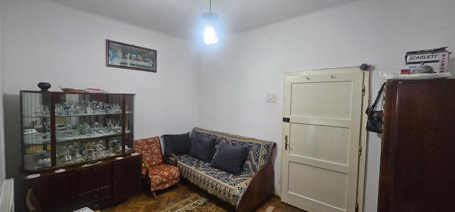 Vand apartament la casa,2 camere situat in zona Piata Cibin pe str.Darstelor et1 - 5