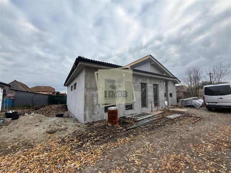 Casa individuala cu 4 camere 3 bai si 390 mp teren in Sura Mica - 1