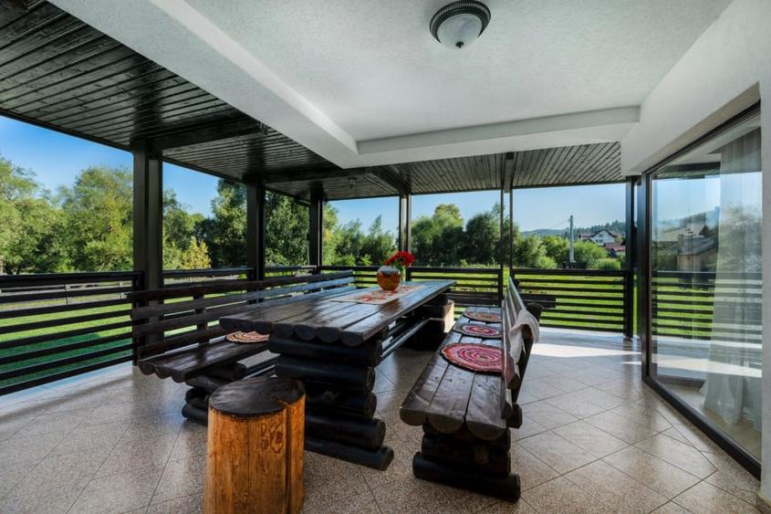 Casa de vacanta sau locuinta - 5 camere, 5 bai, 1300mp, langa Gura Humorului - 38