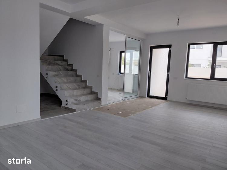 Casă cu 7 camere cu Teren 200 Mp în Central
