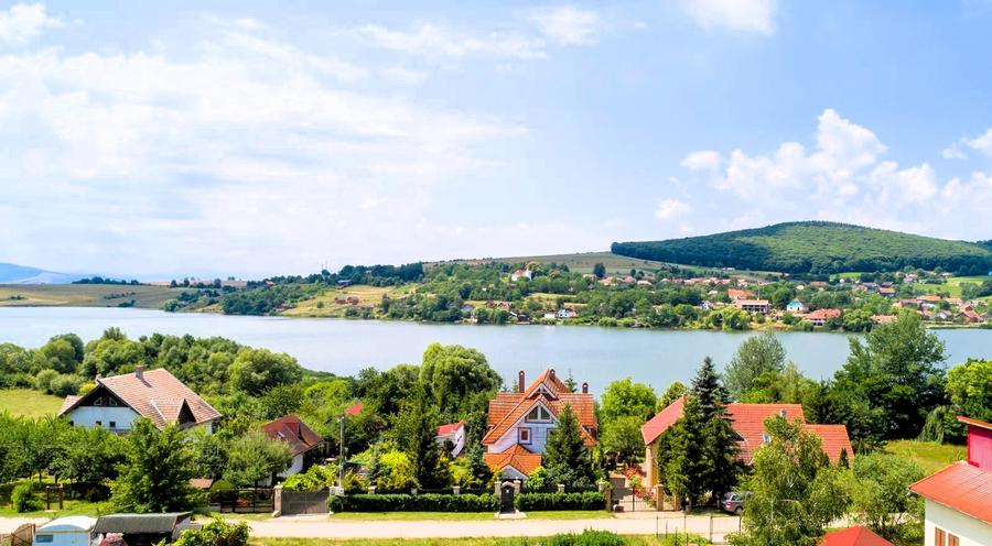 Proprietate unică pe malul lacului Moacșa – liniște, rafinament, eleganta - 1