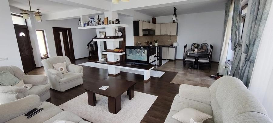 Vind proprietate la Dragomirna pe o suprafață de 2600m2. Casa foiș - 8