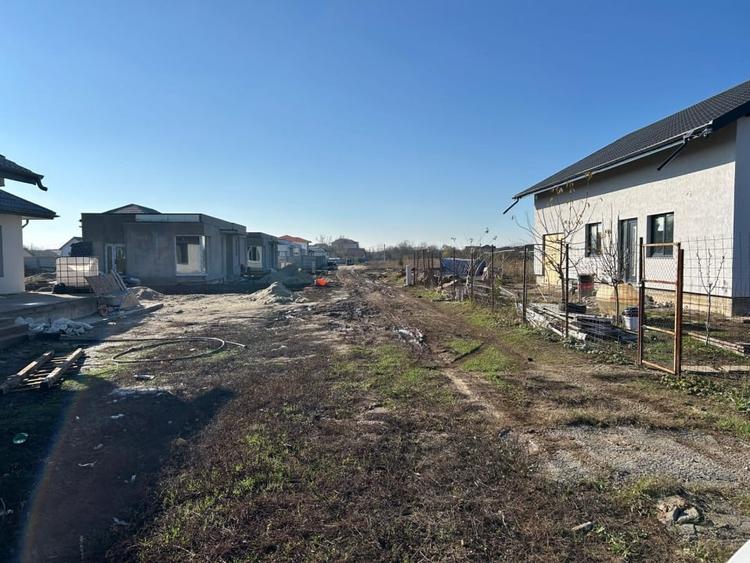 1017 mp Dragomiresti Vale pe strada din spatele Liceului  // toate utilitatile - 2