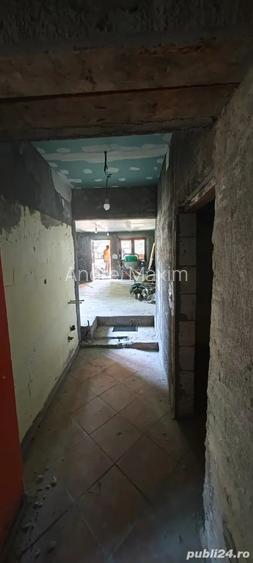 Vand casa, interiorul in constructie Vand casa, interiorul in constructie