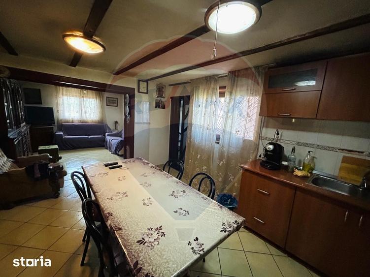 Casă cu 6 camere cu Teren 1624 Mp în Pielești