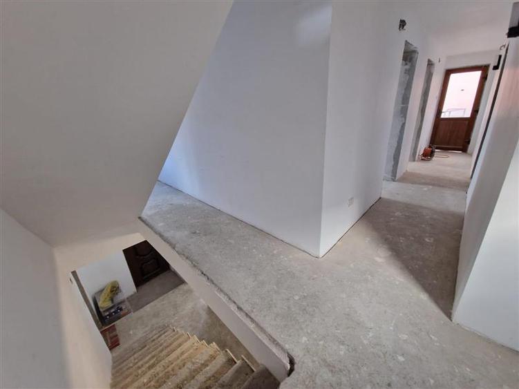 Casă individuală cu 5 camere cu Canalizare în Sud-Vest