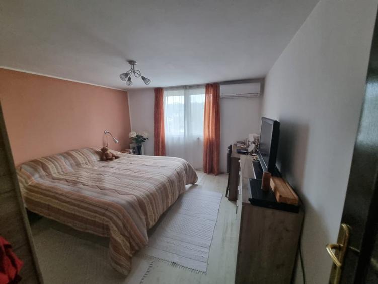 Casă individuală cu 8 camere cu Canalizare în Sărărie