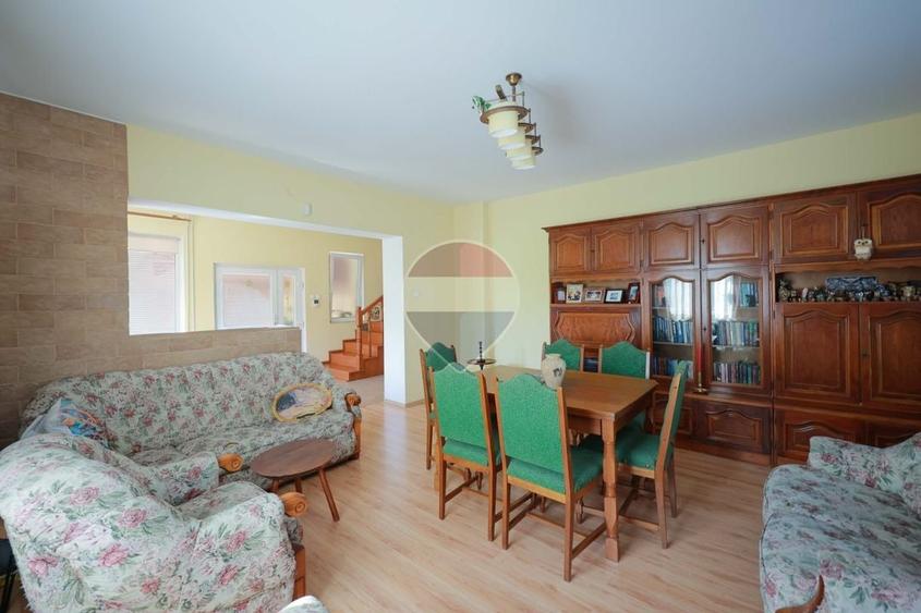 Casă individuală cu 7 camere cu Teren 771 Mp în Sântandrei