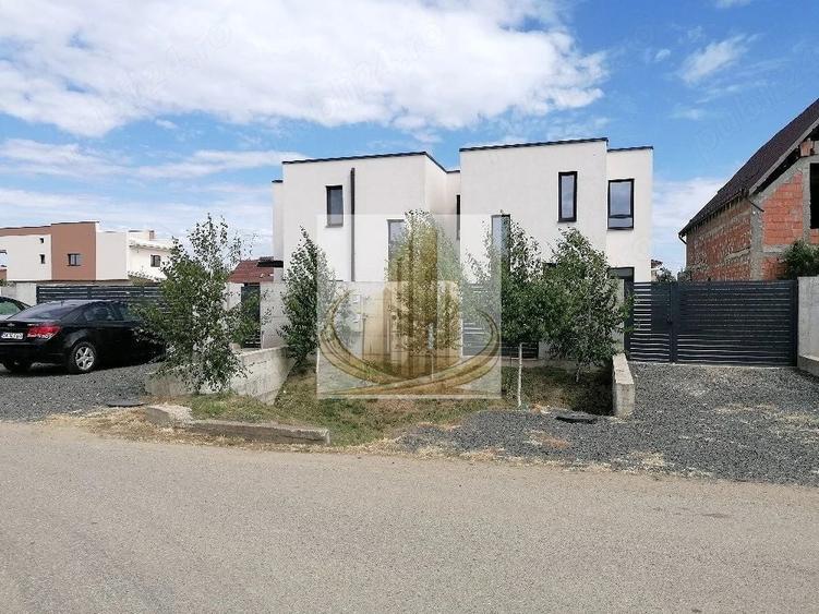 Duplex cu 4 camere cu Canalizare în Moșnița Nouă