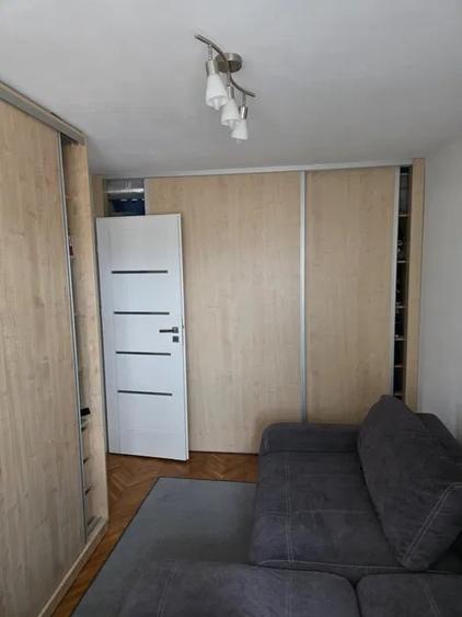 Apartament cu 3 camere decomandat, mobilat în Craiovița Nouă
