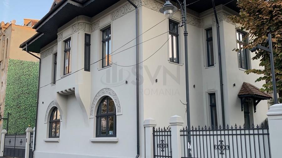 Casă individuală cu 16 camere cu Canalizare în P-ța Romană
