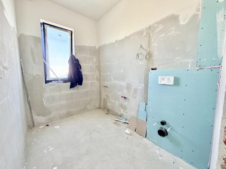Apartament cu 3 camere semidecomandat în Moșnița Nouă