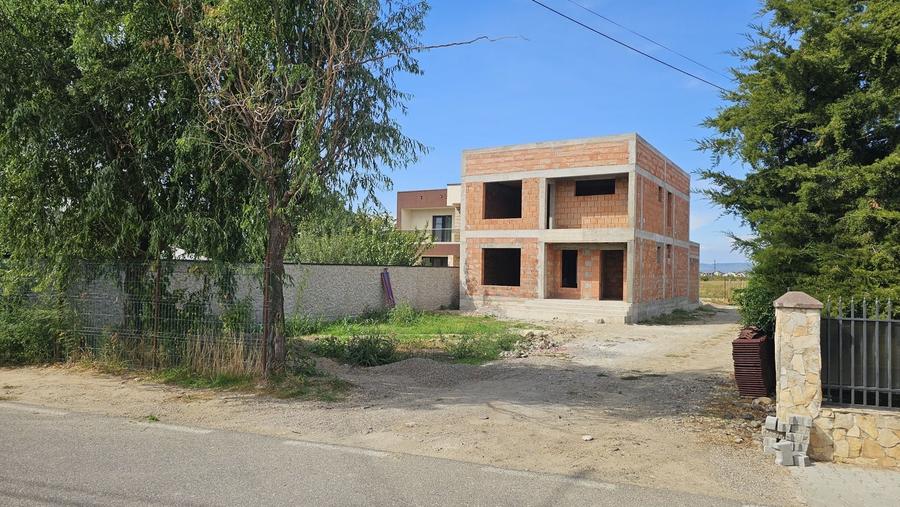 Casă cu 4 camere în Mărăcineni