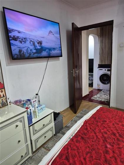 Apartament cu 3 camere semidecomandat în Colentina