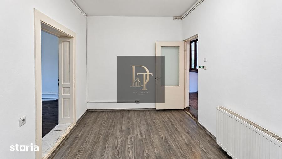 Casă cu 5 camere cu Teren 446 Mp în Florilor