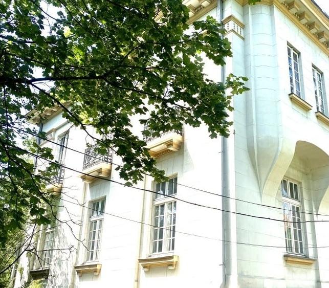 Casă cu 15 camere cu Garaj în Aviatorilor