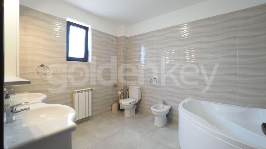 Casă individuală cu 6 camere cu Canalizare în Pipera