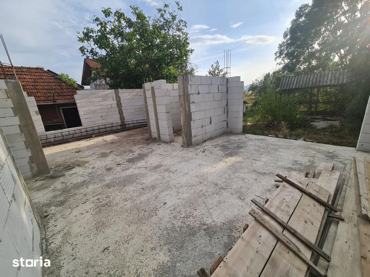 Casă cu 5 camere cu Teren 1496 Mp în Bocsig