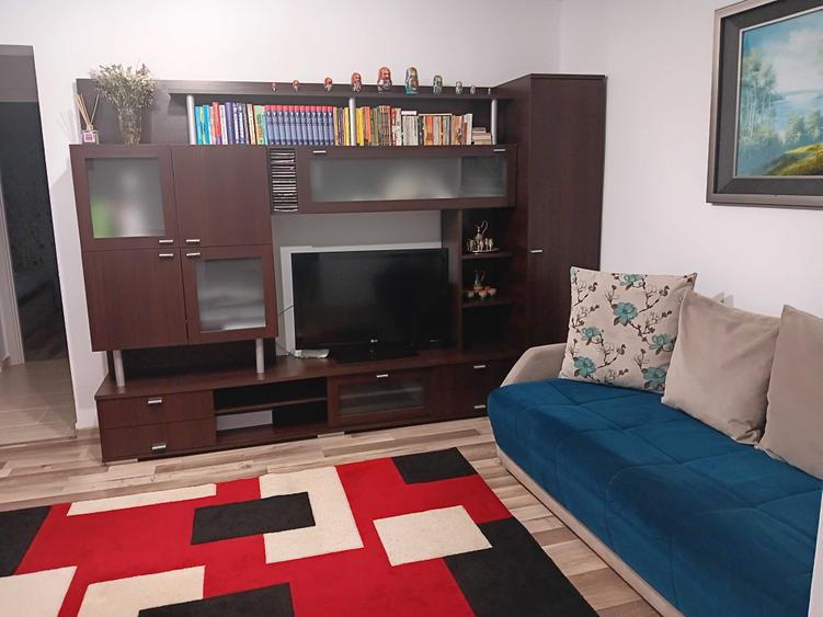 Apartament cu 3 camere semidecomandat în Central