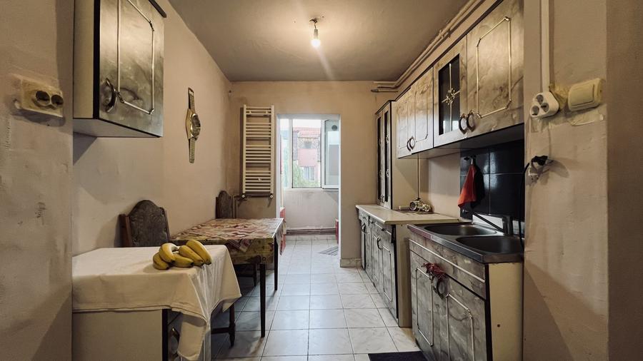 Apartament cu 3 camere decomandat, mobilat în Aradului
