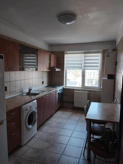 Apartament cu 3 camere decomandat în Micro 6