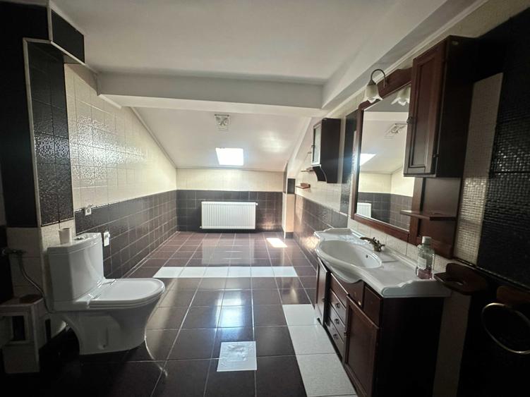 Casă cu 4 camere cu Teren 100 Mp în Central