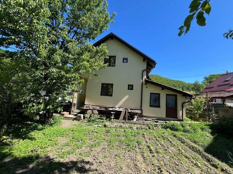 Casă cu 4 camere în Ferneziu