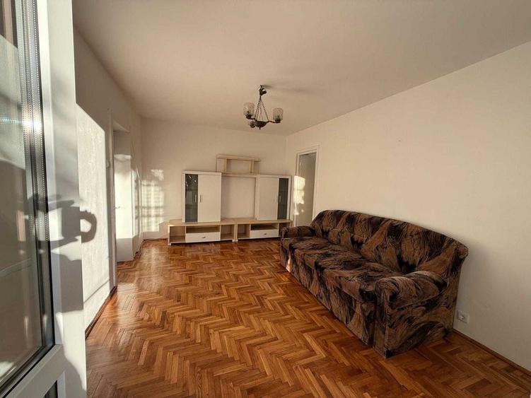 Apartament cu 3 camere semidecomandat în Central