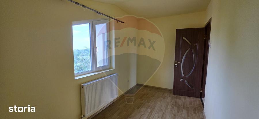 Casă cu 4 camere cu Teren 445 Mp în Valea