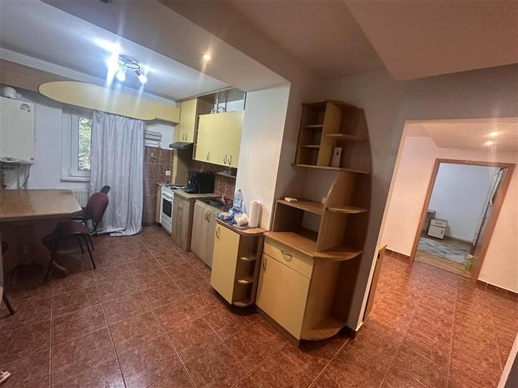 Apartament cu 4 camere decomandat, mobilat în Lipovei