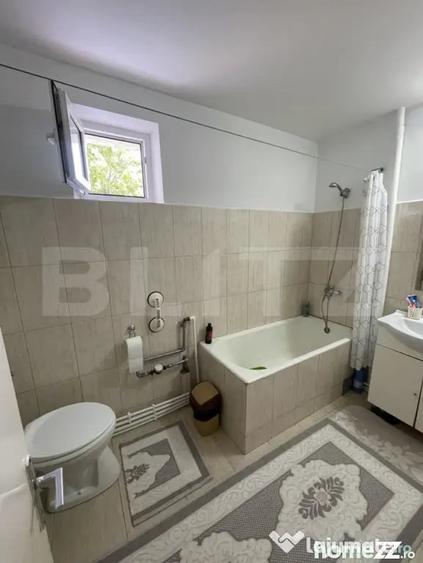 Apartament cu 4 camere semidecomandat în Universității