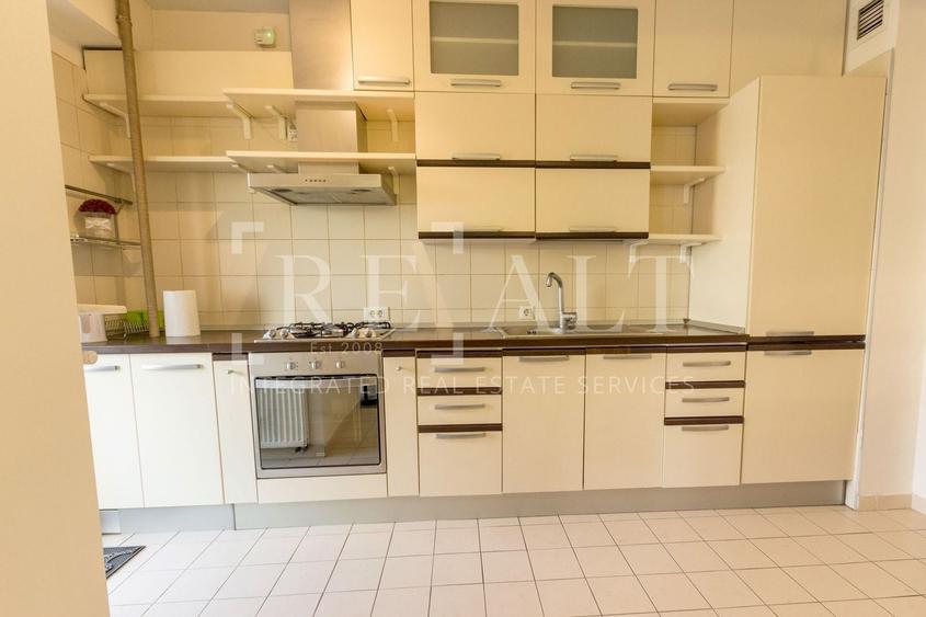Apartament cu 3 camere semidecomandat, mobilat în Ștefan cel Mare
