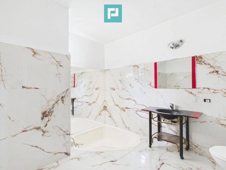 Casă cu 5 camere cu Piscina în Central