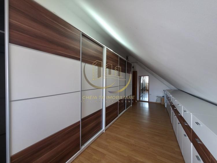 Apartament cu 4 camere decomandat în Central